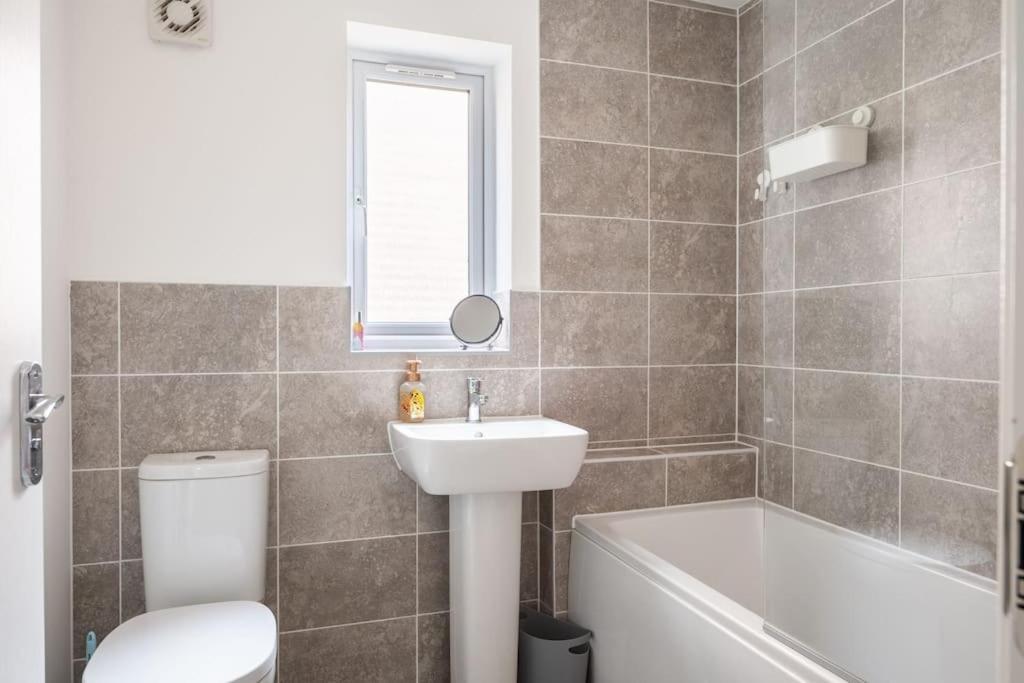 Cosy 3 Bed Near Beaches, Cardiff & Brecon Beacons Coity المظهر الخارجي الصورة